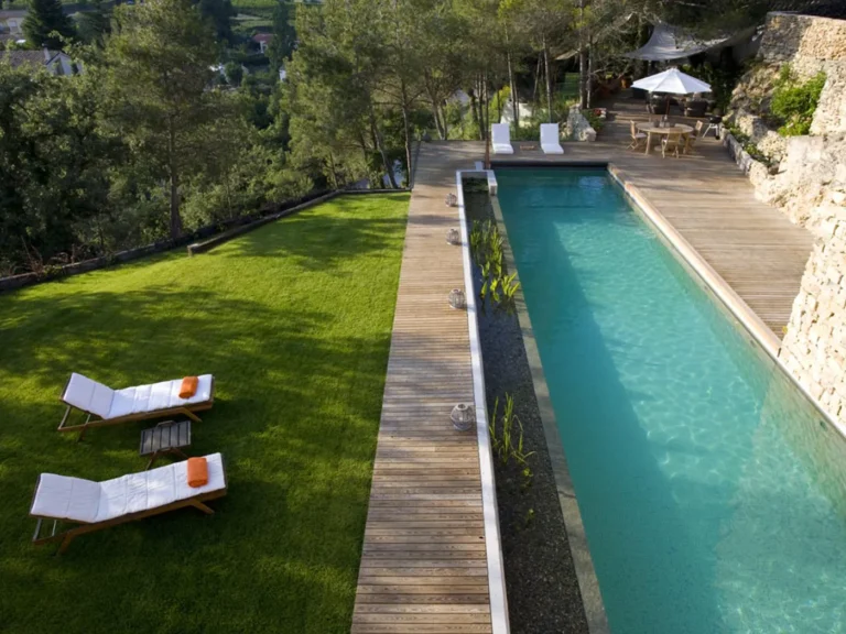 Jardin con piscina biológica en el penedés
